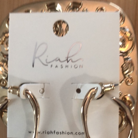 Pair of Gold Hoop Pierced Earrings with Fun Pattern - Picture 5 of 5